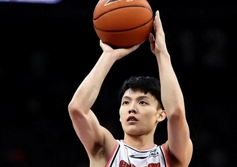 后备队员接替伤员出场，表现稳健可靠的简单介绍