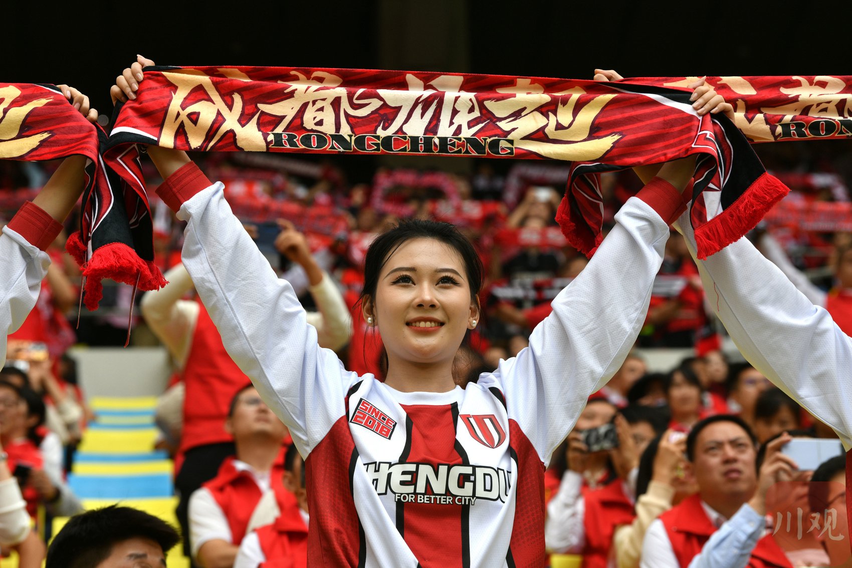 足球传奇谢幕，球迷泪洒赛场